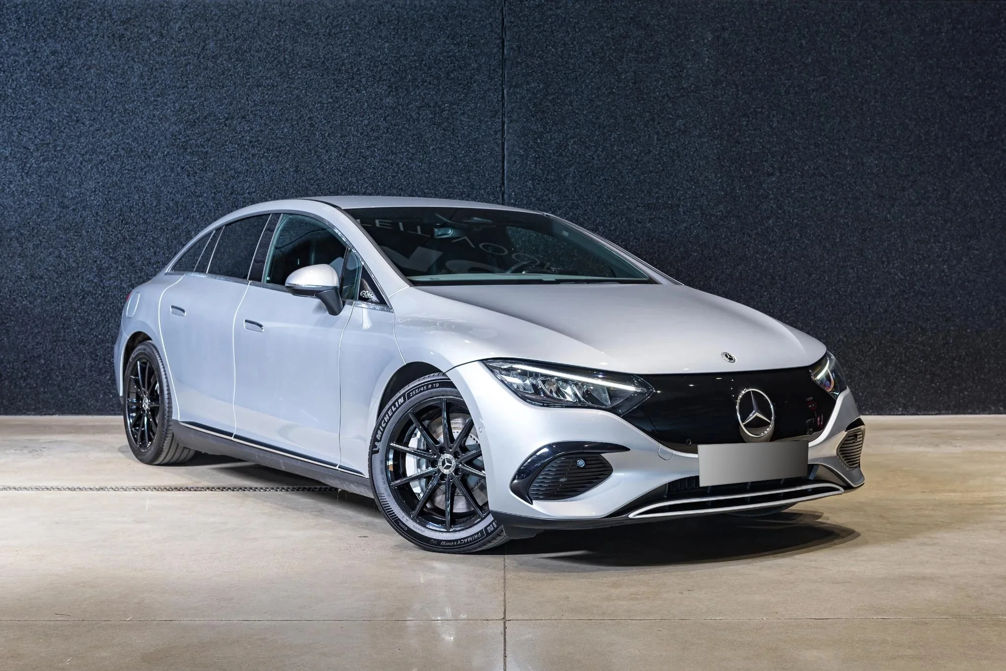 Dealer photo of a Mercedes-Benz EQE 300, its plate covered with Itidem's blank plate