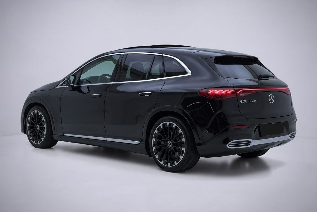 Studio render of a Mercedes-Benz EQE SUV