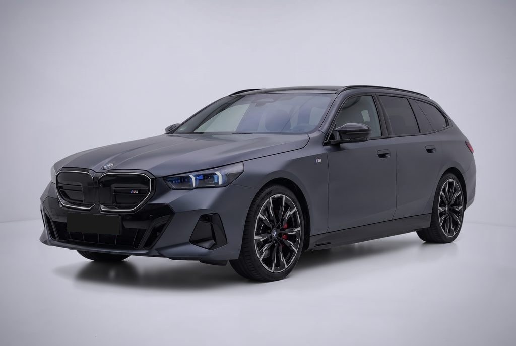 Studio render of a BMW i5 Touring